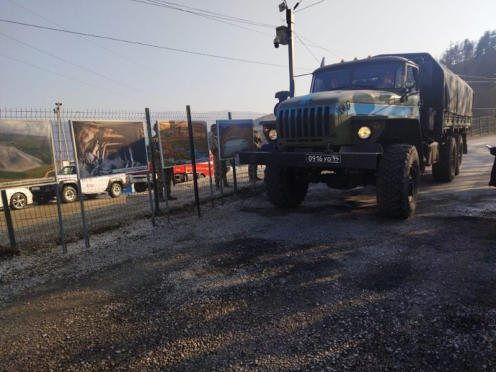 Lachin-Khankendi road: 9 more vehicles of Russian peacekeepers pass freely through protest area