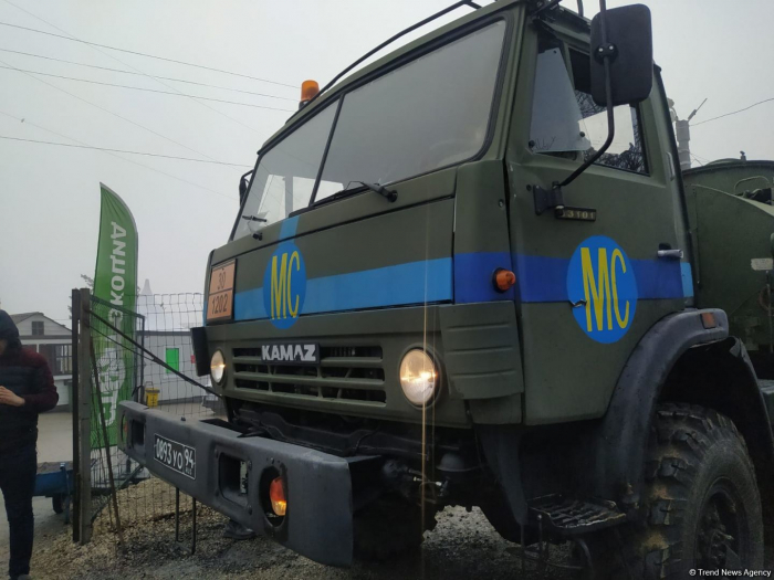   Fahrzeuge der russischen Friedenstruppen fahren frei entlang der aserbaidschanischen Latschin-Chankendi-Straße  