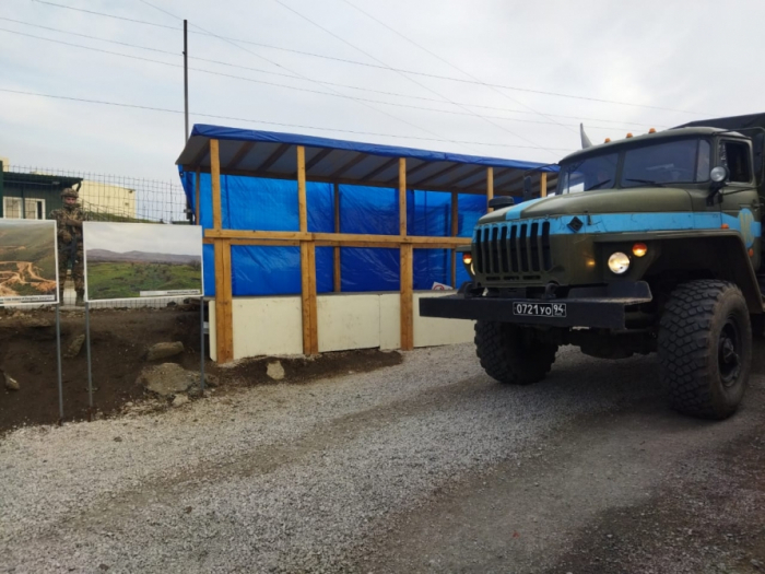   Sechs weitere Fahrzeuge russischer Friedenstruppen bewegen sich ungehindert durch das Protestgebiet  