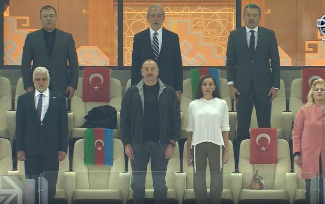   Präsident Ilham Aliyev und First Lady Mehriban Aliyeva sehen sich das Benefizspiel Qarabag - Galatasaray an  