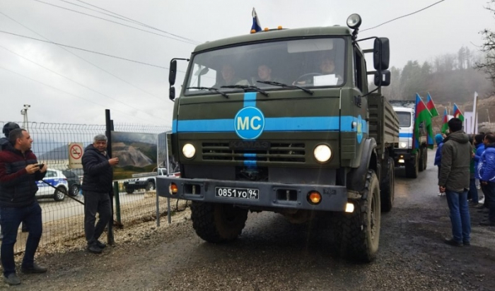   6 weitere Fahrzeuge der russischen Friedenstruppen fahren ungehindert durch das Protestgebiet  