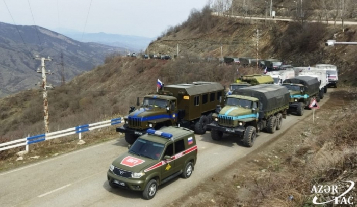   Mehr als 50 Fahrzeuge russischer Friedenstruppen passieren ungehindert die Latschin-Chankendi-Straße  