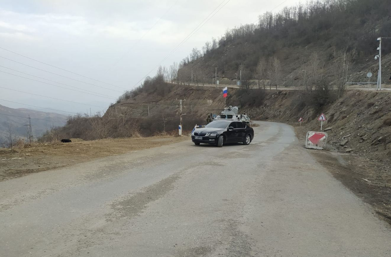 Car of Russian peacekeepers drives freely amid protests on Azerbaijan