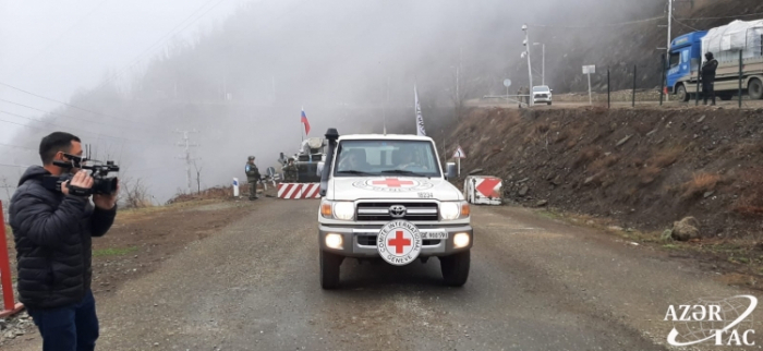 10 véhicules du CICR traversent librement la route Latchine-Khankendi
