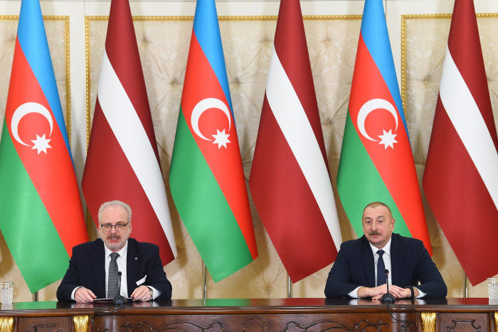 Prezidentlərin rəsmi lanç əsnasında geniş tərkibdə görüşü olub
Prezidentlərin rəsmi lanç əsnasında geniş tərkibdə görüşü olub