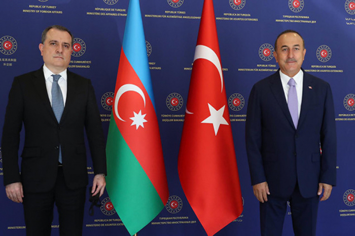   Le chef de la diplomatie azerbaïdjanaise discute de la situation dans la région avec son homologue turc  