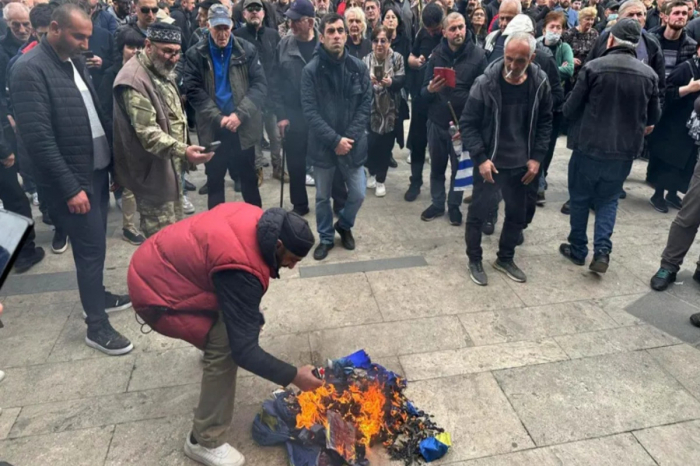    Gürcüstan parlamentinin qarşısındakı Aİ bayrağı yandırılıb -    FOTO      