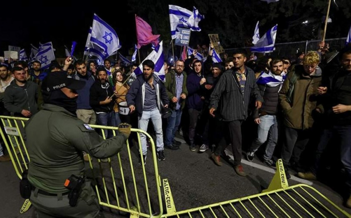  Tausende Anti-Netanjahu-Demonstranten versammelten sich vor dem israelischen Parlament 