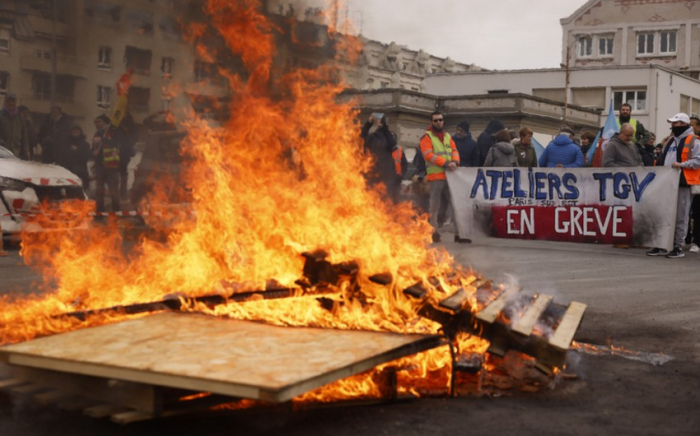   Demonstranten in Paris fordern Macrons Rücktritt  
