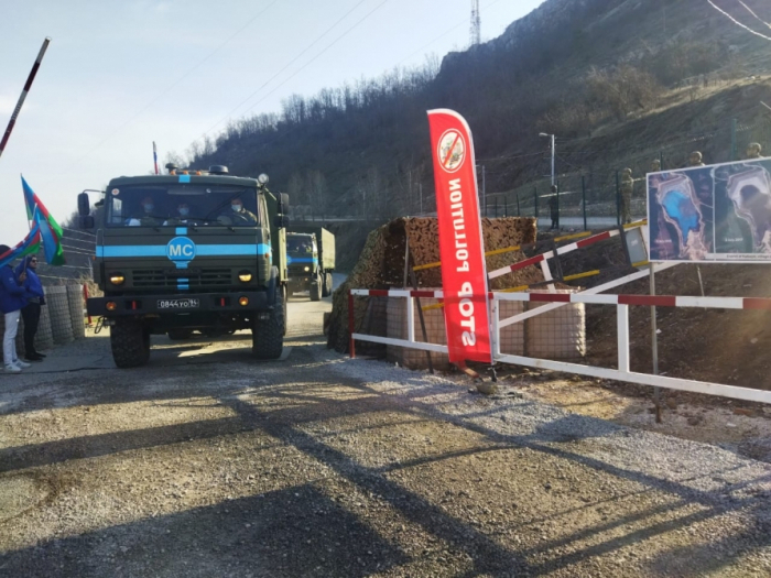  2 vehículos de las fuerzas de paz rusas circulan libremente por la carretera Khankendi-Lachin 