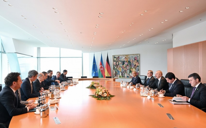 Azərbaycan liderinin Almaniya Kansleri ilə geniş tərkibdə görüşü keçirilib
Azərbaycan liderinin Almaniya Kansleri ilə geniş tərkibdə görüşü keçirilib
