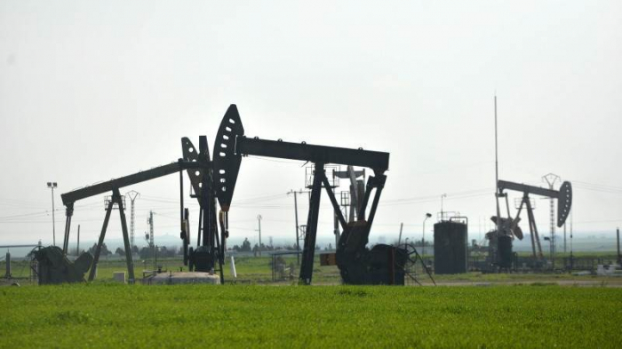Oil dips after Fed comments, US crude stock build