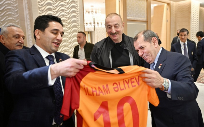   Chef des Fußballklubs „Galatasaray“ überreichte Präsident Ilham Aliyev Souvenirs  