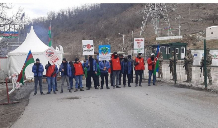 Les éco-activistes azerbaïdjanais continuent de manifester sur la route Latchine-Khankendi