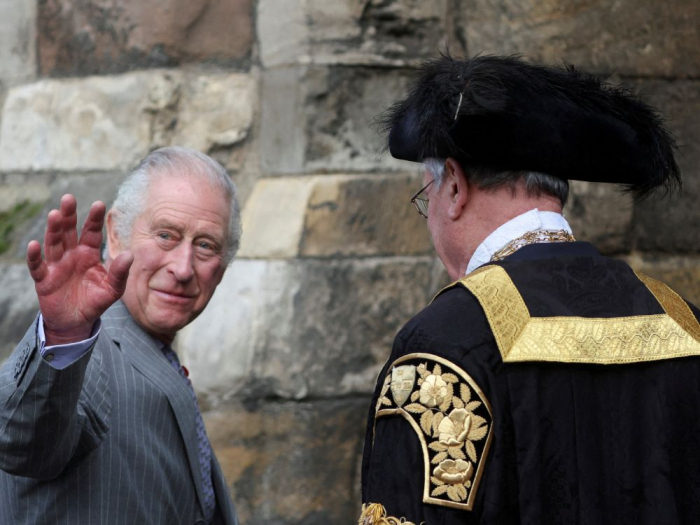 Le roi Charles choisit la France pour sa première visite d