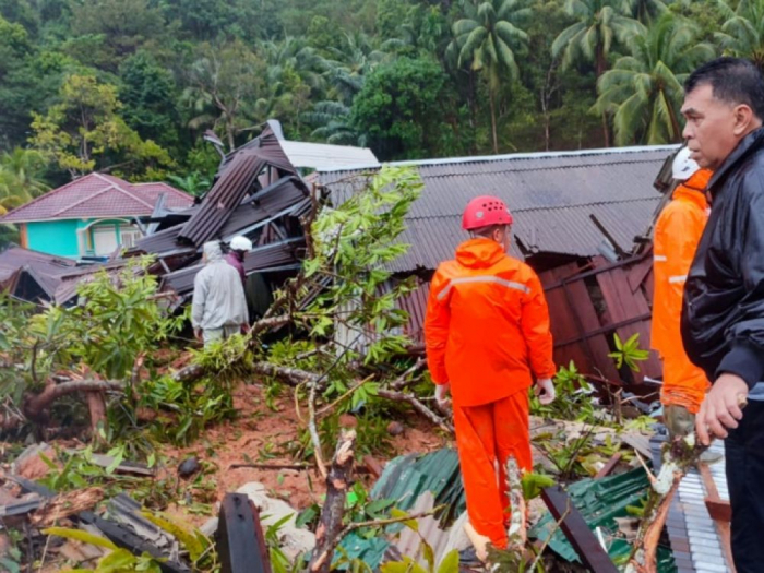 Au moins 10 morts et une quarantaine de disparus après un glissement de terrain en Indonésie