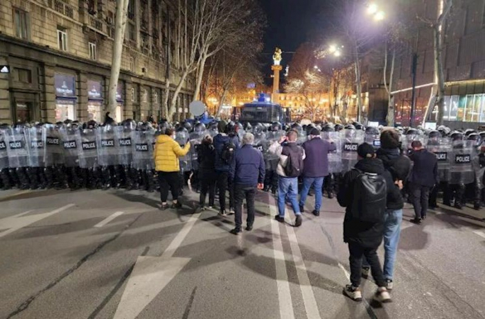 Gürcüstanın  “Molotov kokteylləri”nin  işıqlandırdığı demokratiya yolu  
