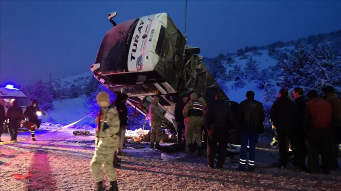    Türkiyədə avtobus aşdı:    2 nəfər ölüb, 21 nəfər yaralanıb      