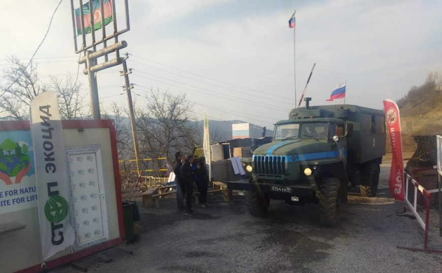 Lachin-Khankendi road: 10 more Russian peacekeepers’ vehicles pass freely through protest area