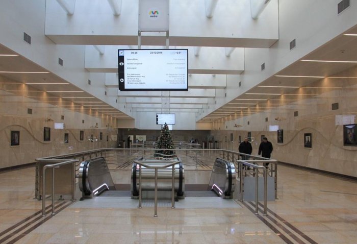    “Memar Əcəmi”də sərnişin qatar yoluna düşdü   