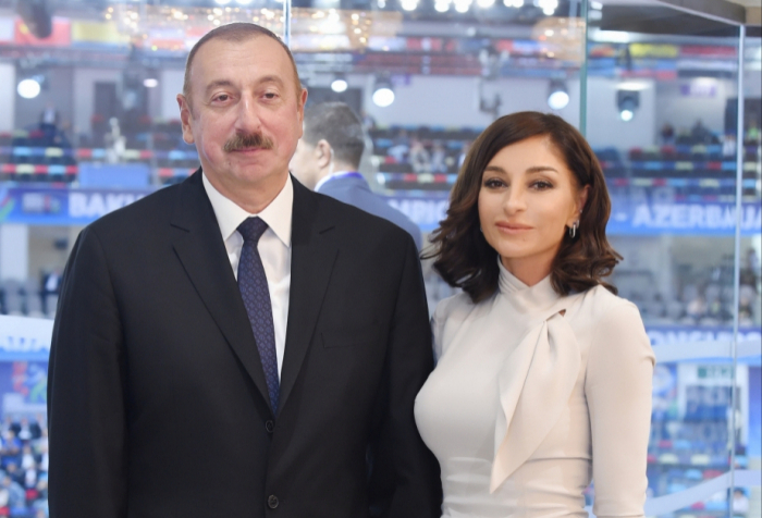  Ilham Aliyev y su esposa felicitaron a las atletas turcas 