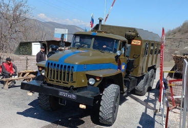 Vehículos del contingente ruso de mantenimiento de la paz con armenios pasan por la carretera Lachin-Khankandi