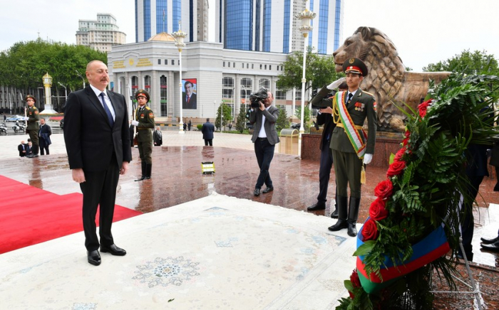  Präsident Ilham Aliyev besuchte das Ismaili-Somoni-Denkmal in Duschanbe  - FOTOS  