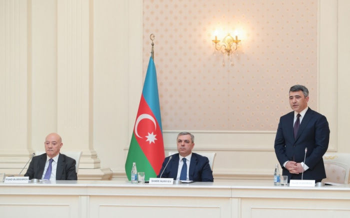   Inam Karimov wurde den Mitarbeitern des Obersten Gerichtshofs vorgestellt und nahm seine Tätigkeit auf  