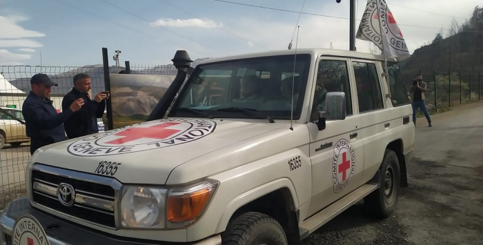   IKRK-Konvoi fährt ungehindert entlang der Latschin-Chankendi-Straße in Aserbaidschan  