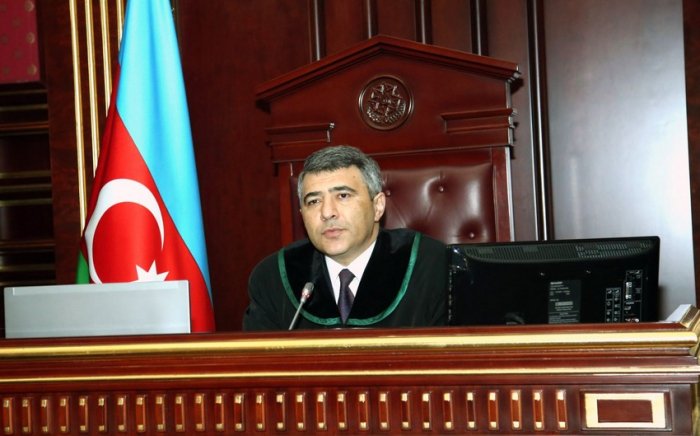    İnam Kərimov hakim kimi and içib  
   