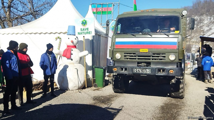   Konvoi der russischen Friedenstruppen fährt frei entlang der Latschin-Chankendi-Straße  