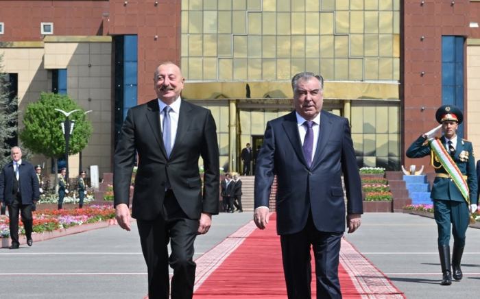   Ilham Aliyev concluye su visita a Tayikistán  