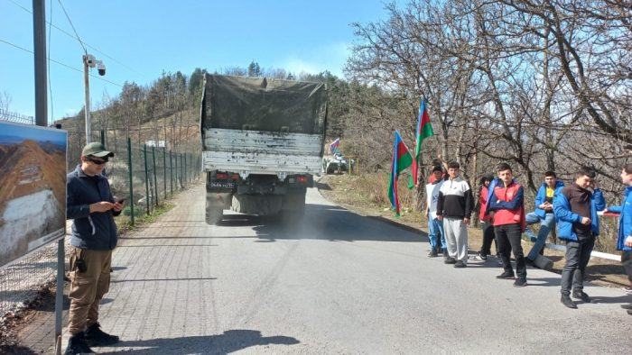 Un convoi de véhicules des soldats russes traverse la zone de manifestation pacifique à Khankendi