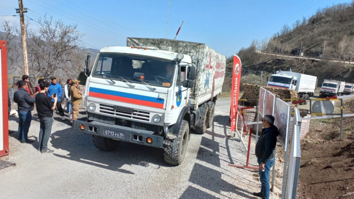 Convoy of Russian peacekeepers moves freely through protest area on Lachin-Khankendi road