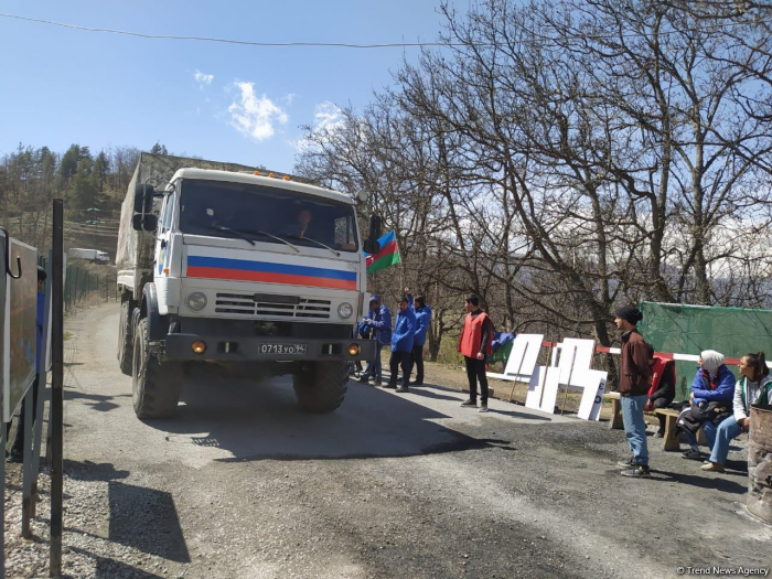   Fahrzeuge der russischen Friedenstruppen fahren ungehindert entlang der Latschin-Chankendi-Straße  