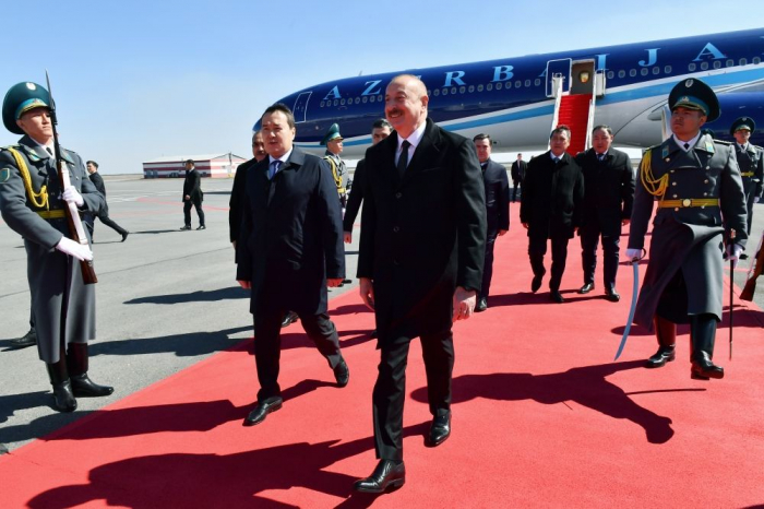  Aserbaidschanischer Präsident trifft zu einem offiziellen Besuch in Kasachstan ein 