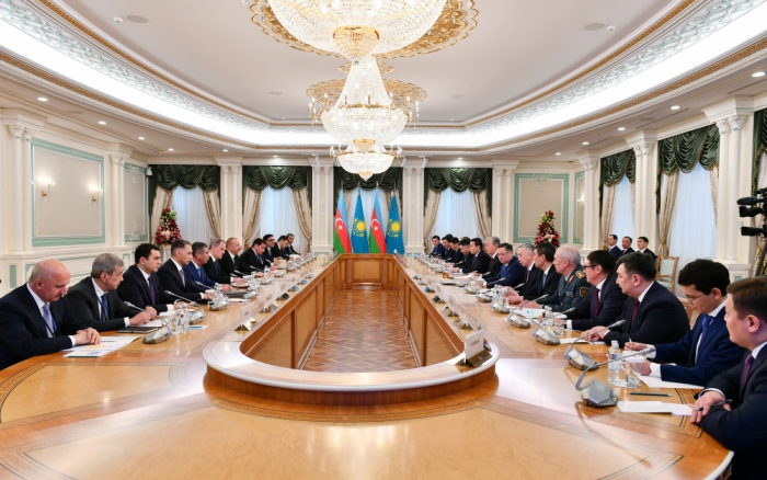   Erweitertes Treffen der Präsidenten von Aserbaidschan und Kasachstan begonnen  