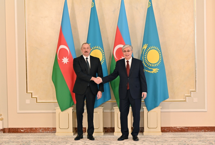  Präsidenten von Aserbaidschan und Kasachstan geben Presseerklärungen ab  