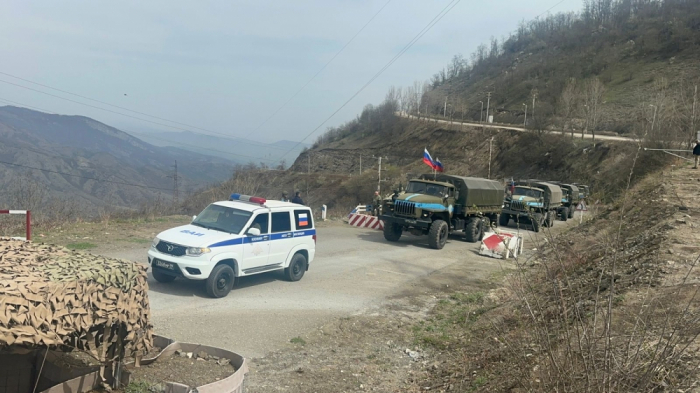   Konvoi von Fahrzeugen der russischen Friedenstruppen passiert ungehindert die Latschin-Chankendi-Straße  