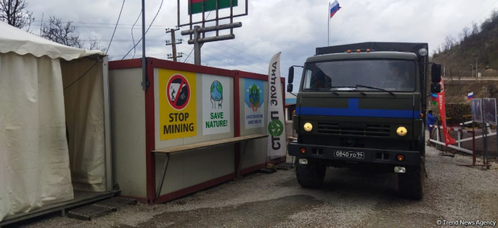   Fahrzeuge der russischen Friedenstruppen bewegen sich ungehindert entlang der Latschin-Chankendi-Straße  