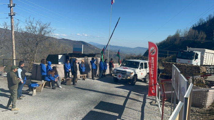 Des véhicules du CICR traversent la zone de manifestation pacifique