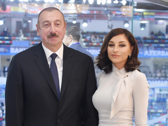  Le président Aliyev et la première dame félicitent les athlètes turcs qui ont remporté des médailles aux championnats d