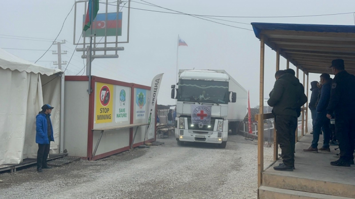 Des véhicules du CICR continuent de circuler librement sur la route Latchine-Khankendi