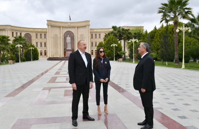  Ilham Aliyev et Mehriban Aliyeva effectuent une visite dans la région de Salyan - Mise à Jour - PHOTOS