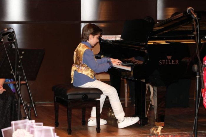 Fidan Hacıyevanın 10 yaşlı oğlu Ulu Öndərə musiqi həsr etdi  
  
