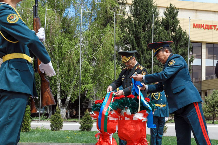   Aserbaidschanischer Verteidigungsminister besucht das Militärinstitut der Landstreitkräfte in Almaty  