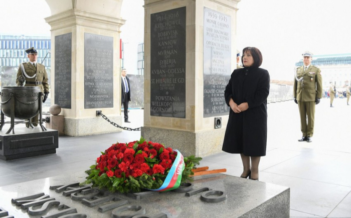 Sprecherin Gafarova besuchte das Denkmal „Unbekannter Soldat“ in Warschau  -FOTOS  