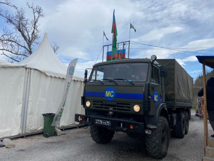 Des véhicules du contingent russe de maintien de la paix circulent librement sur la route Latchine-Khankendi