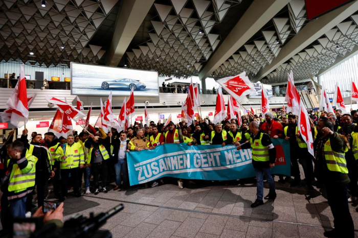 Three German airports empty as transport strikes begin