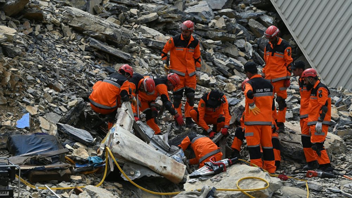   Two dead after landslide at Pakistan-Afghanistan border crossing -   NO COMMENT    